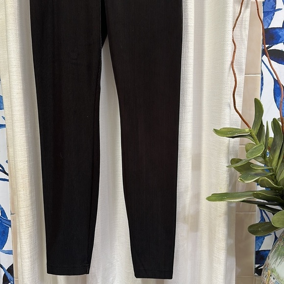 Women’s White House Black Market Scuba Knit Black Runway Leggings Size 6 - Picture 3 of 9